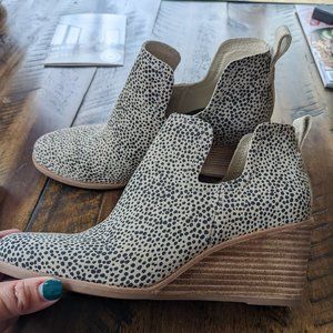Leopard Print Tom's 8.5 wedge shoes